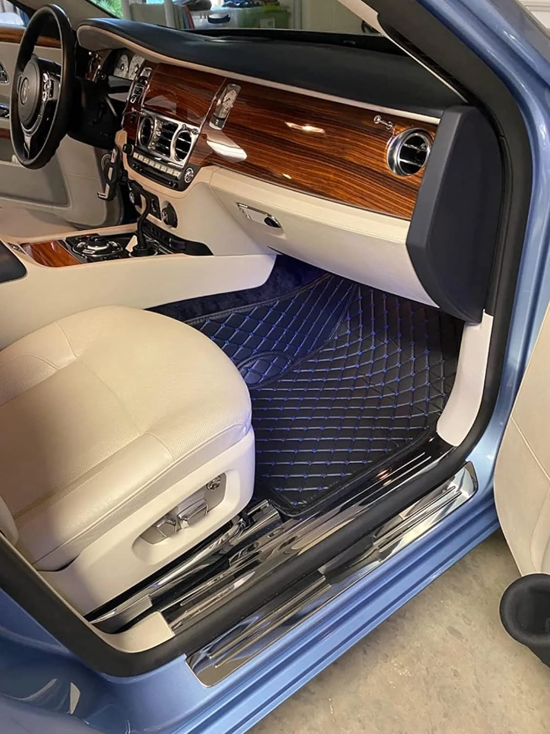 Illustration of liquid containment by 7MYFPL7 Hyundai EV floor mat's raised edges