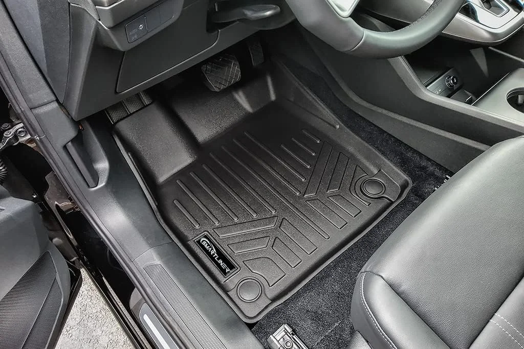 Close-up of the custom fit and raised edges of SMARTLINER floor mats