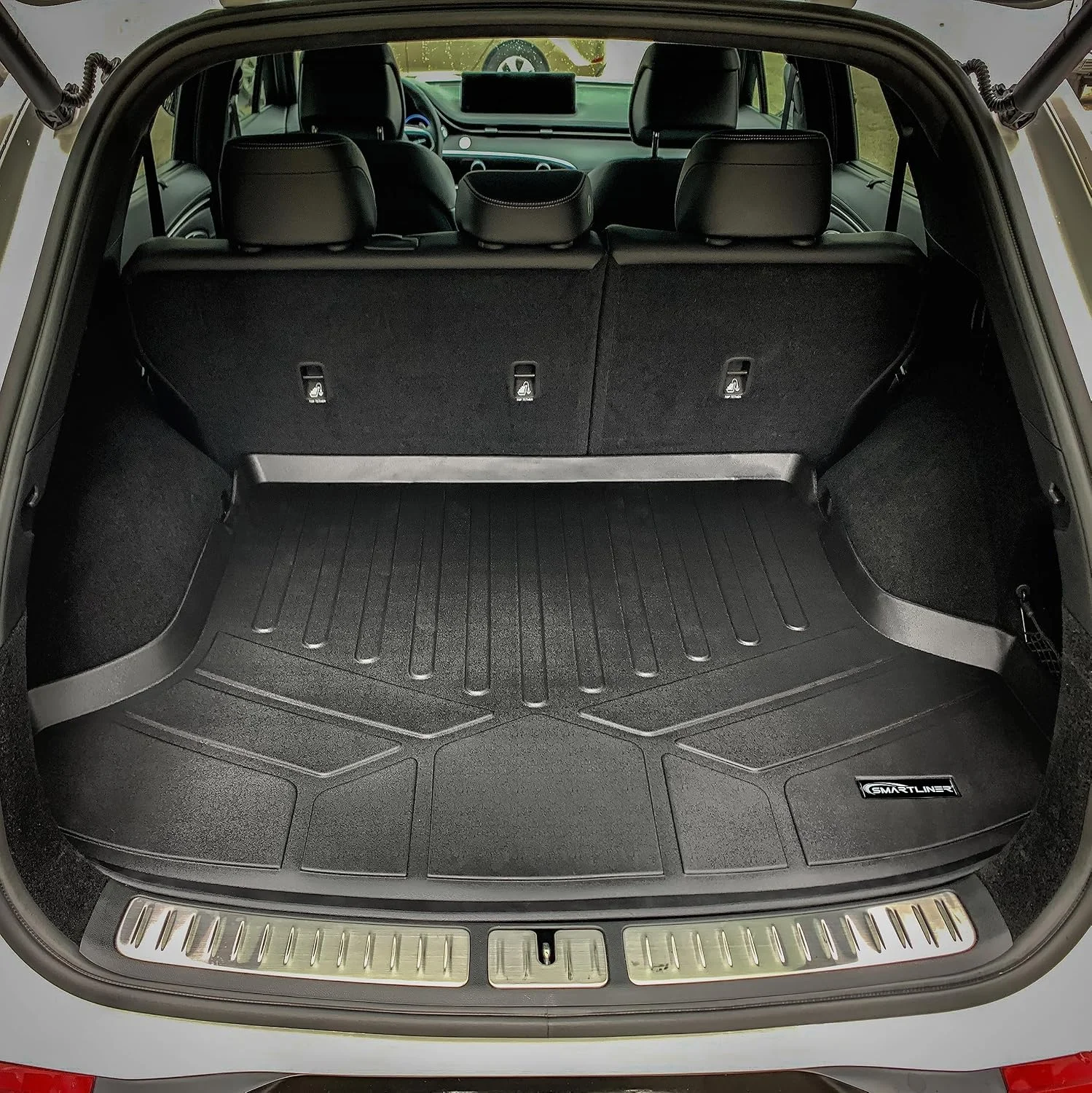 Close-up of the SMARTLINER cargo liner material and raised edges
