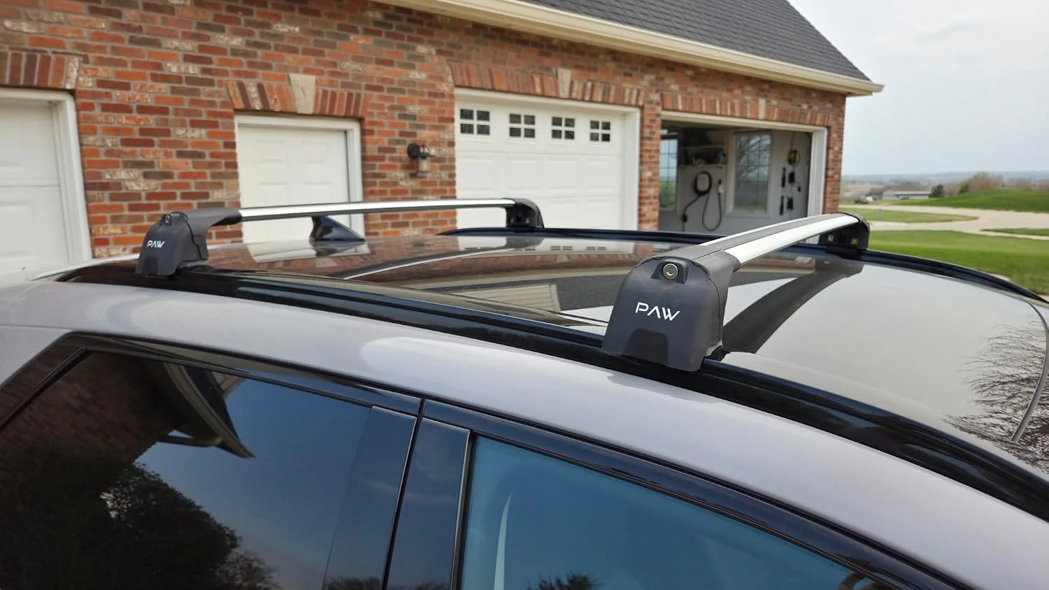 Secure locking mechanism for roof rack
